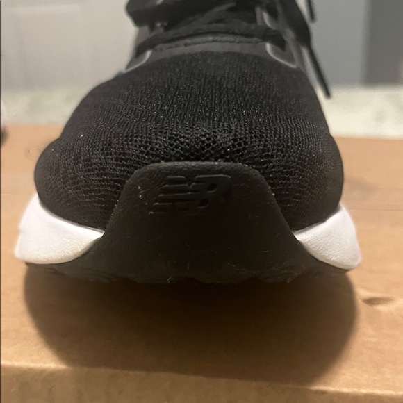 New Balance Black and White Men's Athletic Running Shoe - Picture 12 of 13